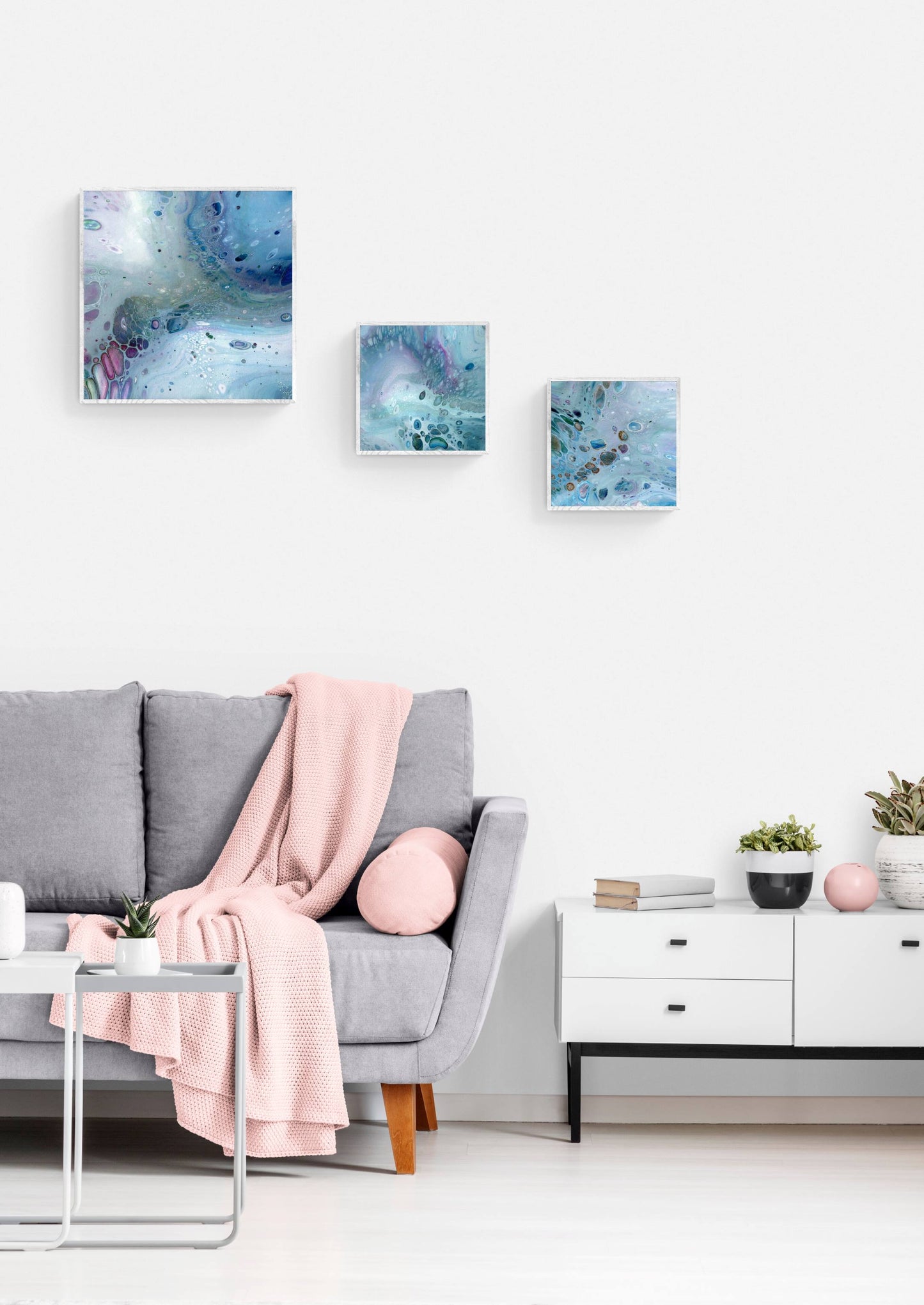 1 50x50 cm framed print and 2 30x30 cm framed prints in pastel tones in a stylish living room